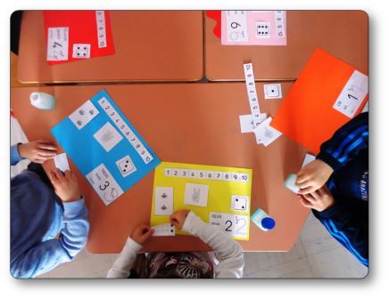 Réaliser un livre des nombres en maternelle : élèves en activité