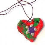 Cadeau de fête des mères Un collier en forme de coeur en pâte à sel