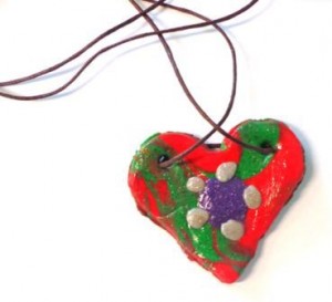 Cadeau de fête des mères Un collier en forme de coeur en pâte à sel