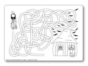 Labyrinthe Halloween sorcière vers maison hantée
