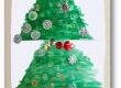 Production collective présentant un sapin de Noël en arts plastiques