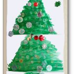 Production collective présentant un sapin de Noël en arts plastiques
