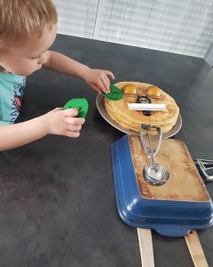 Faire un bonhomme avec des objets de la maison : le bonhomme de la cuisine