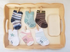 Atelier autonome trier les paires de chaussettes