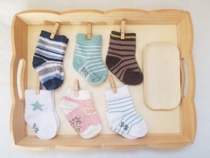 Atelier autonome trier les paires de chaussettes