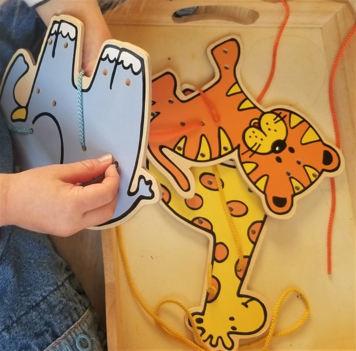 Cartes à lacer plateau Montessori - Activité autonome