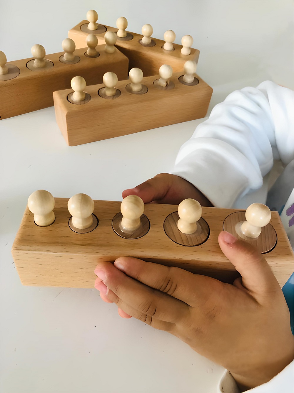 Jeu-Montessori-emboitements-cylindriques Jeu Montessori emboitements cylindriques