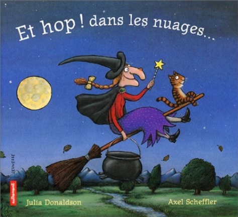 Couverture de l’album jeunesse "Et hop, dans les nuages" de Julia Donaldson, illustrant une sorcière et ses amis qui s’envolent dans le ciel.